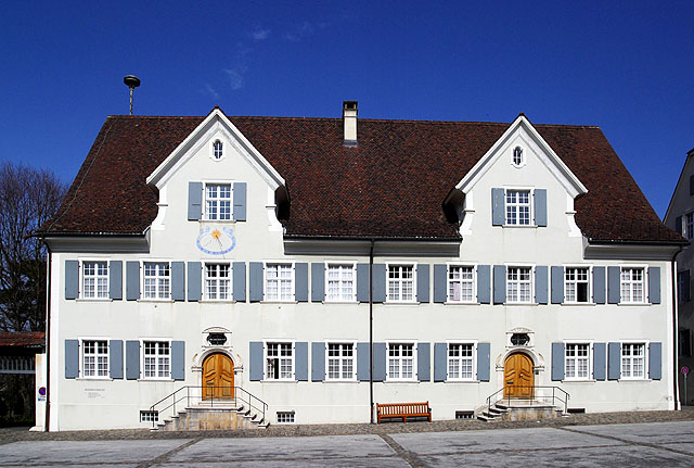 Zwei der Domherrenhäuser am Domplatz beim Dom in Arlesheim